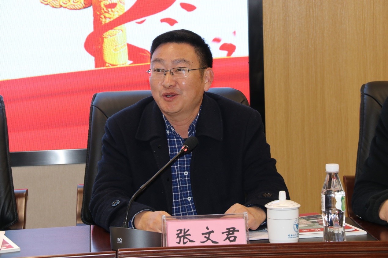 宜宾市大学城科创城服务局副局长张文君代表宜宾市对色达县优秀青年